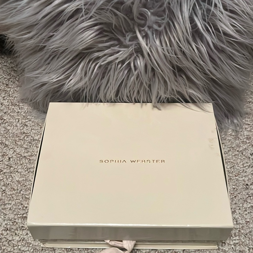 Let’s your shoes do the talking